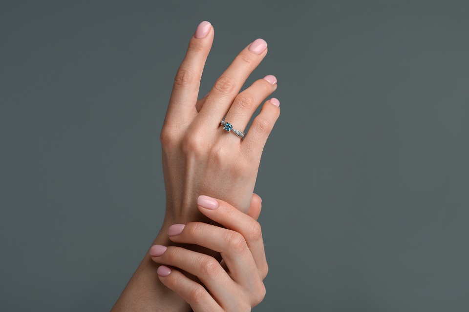 Jak idealnie dobrać rozmiar pierścionka przez internet? Niezawodne metody pomiaru w domu.