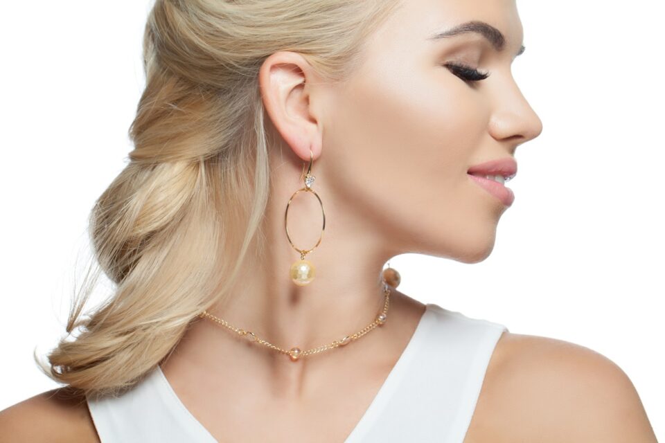 Jak nosić złotą biżuterię?