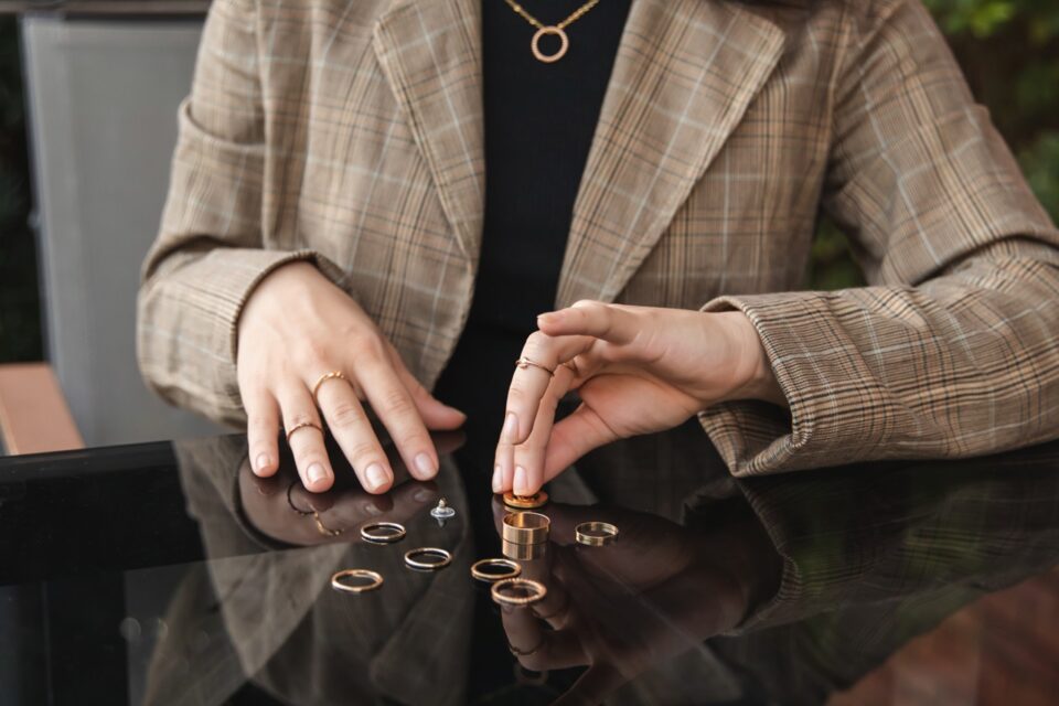 Różnice między złotem a pozłacaną biżuterią