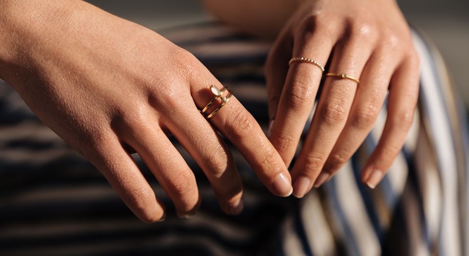 Ring Stacking, czyli jak nosić kilka pierścionków na jednym palcu?