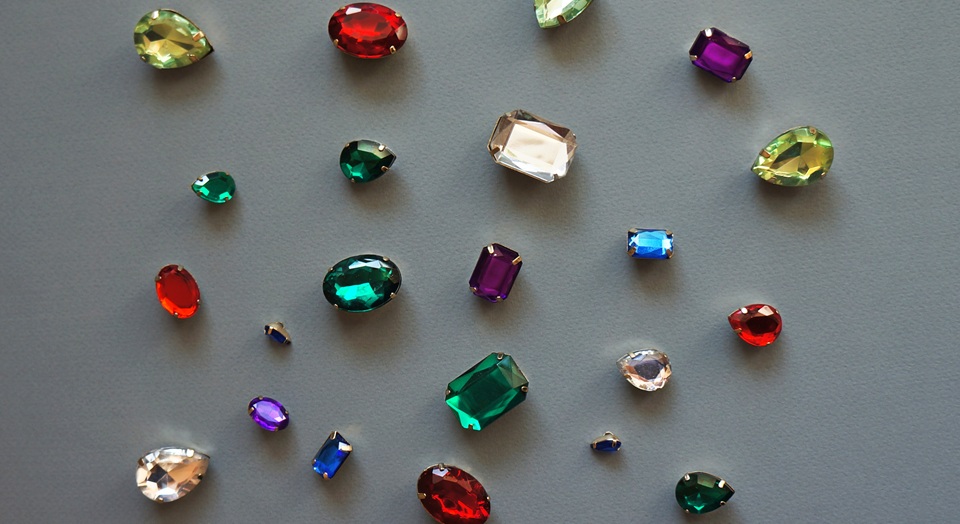 Kamienie urodzinowe (Birthstones) do złotej biżuterii - sprawdź, jaki kamień pasuje do Twojego miesiąca urodzenia.