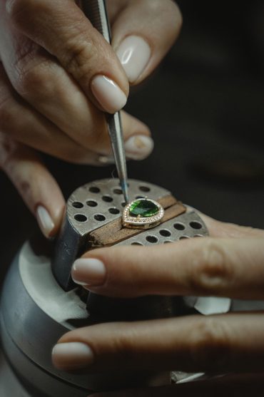 Praca złotnika przy kuli grawerskiej